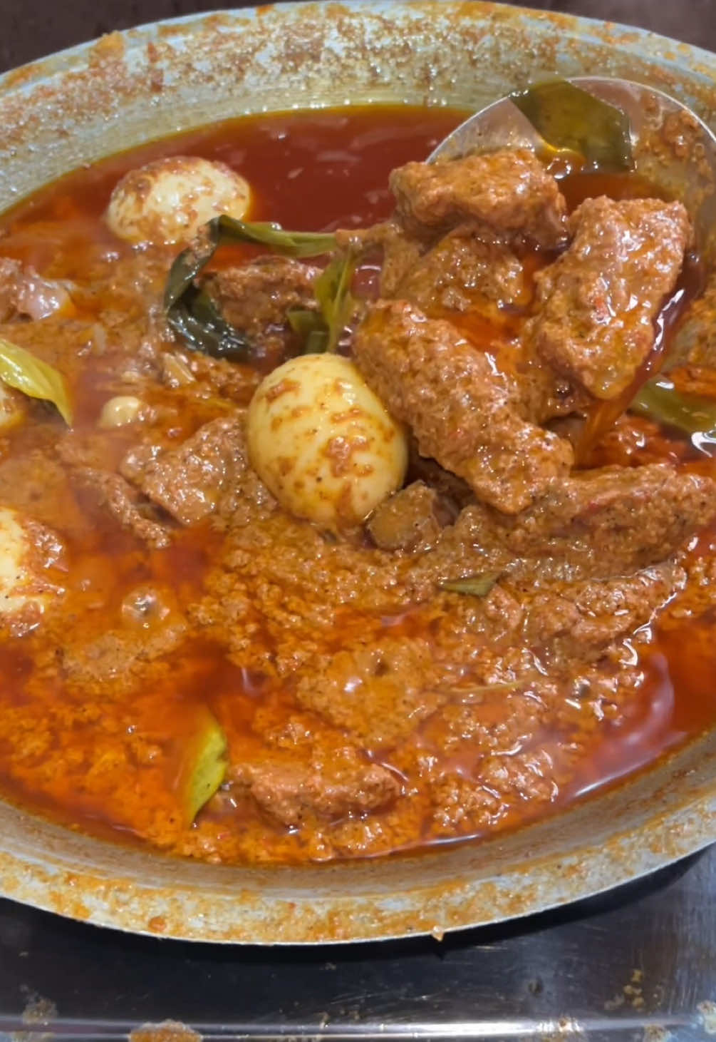Rendang Daging ala dapur mom alesha ✨ Bahan bahan : 1kg Daging  Santan dari 4butir kelapa (kelapa wajib yg tua) Telur (opsional) Cubadak/Nangka Bisa diganti kentang sesuai selera aja Bumbu Halus : 200gram cabe keriting merah (boleh ditambah rawit kalau mau pedas) 200gram bamer 5 siung baput Jahe seruas jari (Blender semua jadi satu) Lengkuas (geprek) 4 lembar Daun salam 5 lembar Daun jeruk 2 batang Sereh 2 lembar Daun kunyit 5 buah kapulaga 4 buah bungalawang 7 buah cengkeh Kelapa gongseng Pemasak daging  Seasoning : Garam Sasa Royko Cara masak ada di video yaa bun jangan lupaa di recook 🤗🫰🏻 maaf yaa kalo ada salah di cara masaknya karna bukan asli minang 🙏🏻🫶🏻 #dapurmomalesha #resepmasakan #sambaburuakburuak #masakankhaspadang #reseprendang 