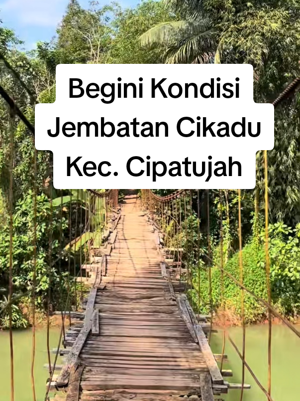 Kondisi Jembatan Cikadu Desa Tobongjaya Kecamatan Cipatujah Bikin Ngeri! . Jembatan Cikadu merupakan akses utama warga Cikadu menuju Kampung Ciawitali. Namun, jembatan kayu ini tampak rusak sehingga membahayakan warga yang melintas. Mengutip akun TikTok @_yudistiraaaaa , jembatan yang berada di Desa Tobongjaya Kecamatan Cipatujah Kabupaten Tasikmalaya ini dikabarkan belum ada perbaikan sejak 1982 hingga saat ini (2025). Warga yang melintas jembatan ini harus ekstra hati-hati, apalagi jembatan berada di atas sungai. Warga berharap, pemerintah segera melakukan pembenahan Jembatan Cikadu Desa Tobongjaya ini. . @cecepnurulyakin77 @asep_sopariofficial  . Video: Tiktok @_yudistiraaaaa Diolah: Lensa Tasela #jembatancikadutobongjaya #cipatujah #dedimulyadi #fyp #tasikmalaya 