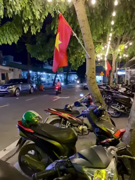 Có những ngày, mọi thứ dường như chống lại bạn. Và chính bạn cũng không còn nhận ra bản thân mình nữa. Bạn bắt đầu đổ lỗi cho cuộc sống, cho người khác, cho số phận. Nhưng rồi có một sự thật không dễ chấp nhận: Không phải cuộc sống tệ. Mà là bạn đang nhìn nó bằng một lăng kính quá u ám. Vậy nên muốn cuộc sống đổi khác, trước tiên bạn phải dọn dẹp lại chính mình.  Hãy nhớ, thế giới sẽ chẳng thay đổi vì bạn buồn hay vui. Nhưng cách bạn nhìn thế giới, sẽ thay đổi tất cả.#kingscoffee #caphechillbinhduong
