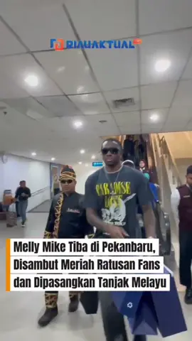 PEKANBARU (RA) - Suasana Bandara Sultan Syarif Kasim (SSK) II Pekanbaru mendadak riuh pada Sabtu (23/8/2025) sore. Penyanyi internasional asal Amerika Serikat, Melly Mike, akhirnya tiba di Bumi Lancang Kuning. Kehadiran Melly Mike di Pekanbaru dalam rangka menghadiri Festival Pacu Jalur Nasional 2025 yang digelar di Tepian Narosa, Taluk Kuantan, Kuantan Singingi.  Kedatangannya langsung disambut meriah oleh ratusan penggemar yang sudah menunggu sejak siang. Begitu keluar dari terminal kedatangan, Melly Mike langsung jadi pusat perhatian. Suara sorakan fans pecah, kamera ponsel berderet-deret terangkat, semua berlomba mengabadikan momen langka itu. Tak hanya itu, sambutan penuh adat Melayu juga ditampilkan. Kepala Dinas Pariwisata Riau, Roni Rahmat, bersama Executive General Manager Angkasa Pura II Pekanbaru, Oky, secara khusus memakaikan tanjak Melayu ke kepala Melly Mike. Penyanyi tersebut tersenyum lebar sambil mengucapkan terima kasih. “Tanjak ini simbol kehormatan masyarakat Melayu. Dengan dipakaikan tanjak, berarti kita menerima tamu dengan penuh rasa hormat,” kata Roni. Melly Mike pun mengaku sangat terkesan. “Saya benar-benar merasa seperti di rumah sendiri. Terima kasih Riau, terima kasih Pekanbaru. Saya tidak sabar untuk menyaksikan langsung kemeriahan Pacu Jalur,” ujarnya singkat. Kedatangan Melly Mike menambah semarak Festival Pacu Jalur Nasional 2025, yang sebelumnya telah dibuka Wakil Presiden Gibran Rakabuming Raka pada 20 Agustus lalu. Event ini makin memperkuat posisi Riau sebagai tuan rumah ajang budaya bertaraf internasional. . . Selengkapnya: www.riauaktual.com https://riauaktual.com/news/detail/109069/melly-mike-tiba-di-pekanbaru-disambut-meriah-ratusan-fans-dan-dipasangkan-tanjak-melayu #riauaktual #fyp #video #viral #tiktok 
