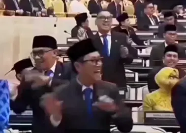 Di tengah sidang tahunan MPR yang seharusnya menjadi ruang sakral bagi rakyat, sejumlah anggota DPR justru terlihat berjoget ria. Aksi itu menuai sorotan karena kontras dengan kondisi bangsa yang sedang dilanda kesulitan ekonomi. Bagi publik, joget di ruang sidang terkesan mencerminkan ketidakpekaan wakil rakyat terhadap penderitaan yang kini dirasakan masyarakat. #DPR  #JogetGajiNaik #UyaKuya  #EkoPatrio #DPR_Artis #Sadarestuwati #SidangTahunanMPR