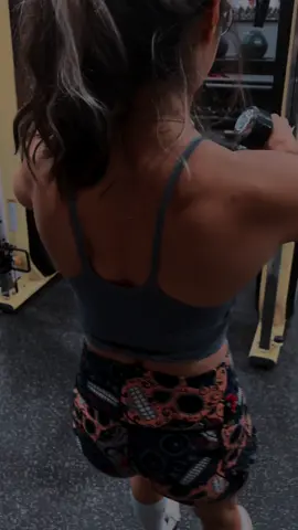 Back day for the win 😈 little bit of my back workout #gymmotivation #GymTok #gymsgirlsoftiktok #musclemommy 