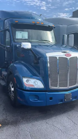 💙 Roll in style with this blue 2019 Peterbilt 579! 🚛 ✔️ 570k miles ✔️ Paccar MX-13 engine ✔️ Automatic transmission 💵 Priced at $39,900 ✅ Financing available — we work with all credit types! 💙 ¡Conduce con estilo en este Peterbilt 579 2019 azul! 🚛 ✔️ 570k millas ✔️ Motor Paccar MX-13 ✔️ Transmisión automática 💵 Precio: $39,900 ✅ ¡Financiamiento disponible — trabajamos con todo tipo de crédito! #trucklife #trucktok #owneroperator #trucking #truckdriver 