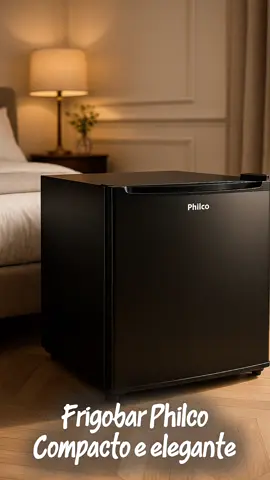 ✨ Mini Geladeira Philco: estilo e praticidade no seu quarto! 🖤 Design sofisticado + tamanho compacto perfeito para bebidas, frutas e snacks sempre à mão. Imagine ter tudo o que você gosta geladinho, sem precisar sair do seu cantinho aconchegante… é conforto e praticidade em um só produto! 🔥 Garanta já a sua! 👉Clique no link do vídeo ou da bio e aproveite👇🏽 #GeladeiraPhilco #QuartoElegante #OrganizaçãoComEstilo #PraticidadeQueEncanta #frigobar 