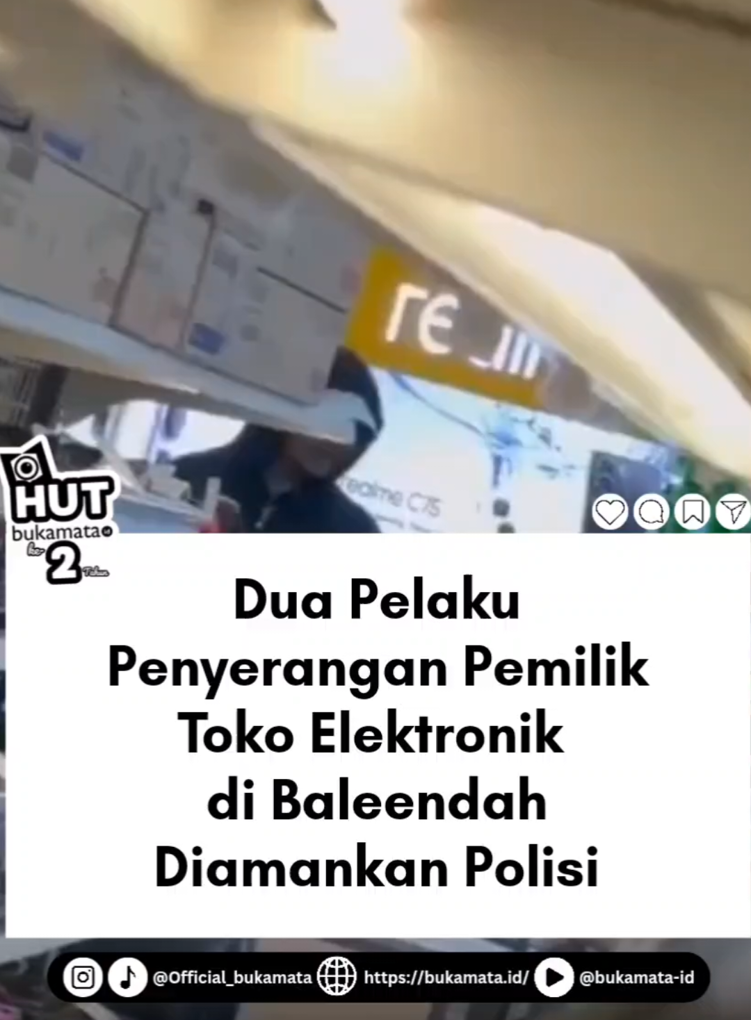 Polsek Baleendah mengamankan dua orang pelaku berinisial TM dan DE yang diduga melakukan penyerangan terhadap pemilik toko elektronik di kawasan Simpang Bundaran Baleendah. Peristiwa itu terjadi pada Kamis (21/8/2025) sekitar pukul 20.15 WIB di Toko Elektronik Erablue, Jalan Raya Simpang Siliwangi, Kelurahan Baleendah, Kecamatan Baleendah. Kapolresta Bandung Kombes Pol Aldi Subartono melalui Kapolsek Baleendah AKP Hendri Noki Rukmansyah mengatakan, peristiwa bermula dari laporan warga melalui layanan darurat 110. Warga melaporkan adanya aksi penyerangan sekelompok orang terhadap pemilik toko. “Aksi tersebut dipicu karena anak pelaku tidak diterima bekerja di toko tersebut, sehingga pelaku melampiaskan kemarahan dengan menyerang pemilik toko,” ujar AKP Hendri, Jumat (22/8/2025). Mendapat laporan, piket fungsi Polsek Baleendah yang dipimpin Pawas AKP Nono Marsono langsung menuju lokasi sekitar pukul 20.36 WIB. “Setibanya di TKP, petugas segera mengamankan dua orang pelaku yang meresahkan di lokasi kejadian,” tambah Hendri. Kedua pelaku kemudian dibawa ke Mako Polsek Baleendah untuk pemeriksaan lebih lanjut. Sementara itu, polisi mengimbau masyarakat agar tetap tenang, tidak mudah terprovokasi, dan segera melaporkan setiap kejadian mencurigakan atau tindakan kriminal melalui layanan darurat 110. 🎥 Instagram/sekbaleendah_polrestabandung (R) Tag/DM kami @official_bukamata untuk menginformasikan peristiwa apapun. 🙌🏻 #bukamata #bukamataid #kotabandung #kabupatenbandung #kabupatenbandungbarat 