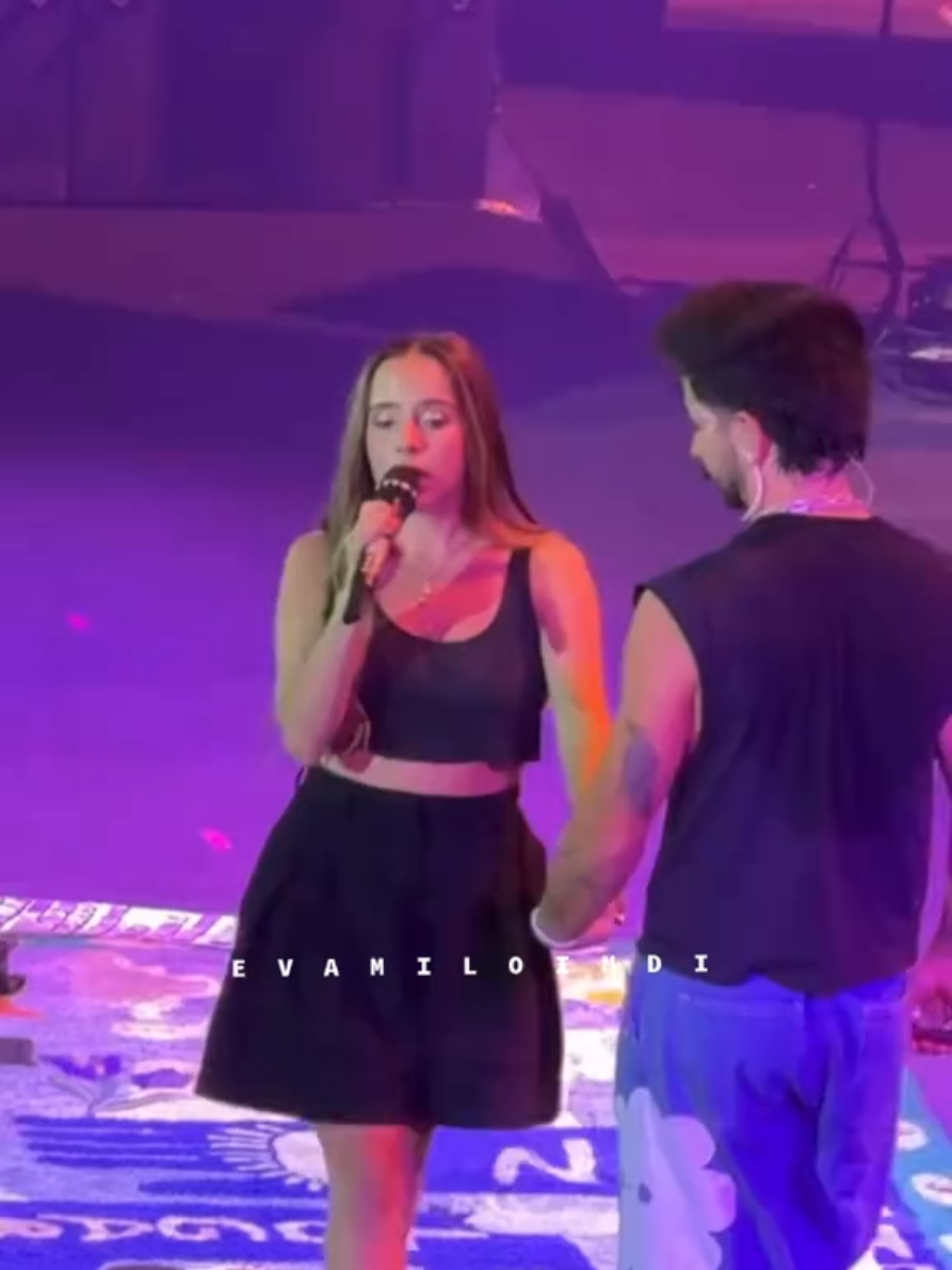 Camilo y Evaluna interpretando  