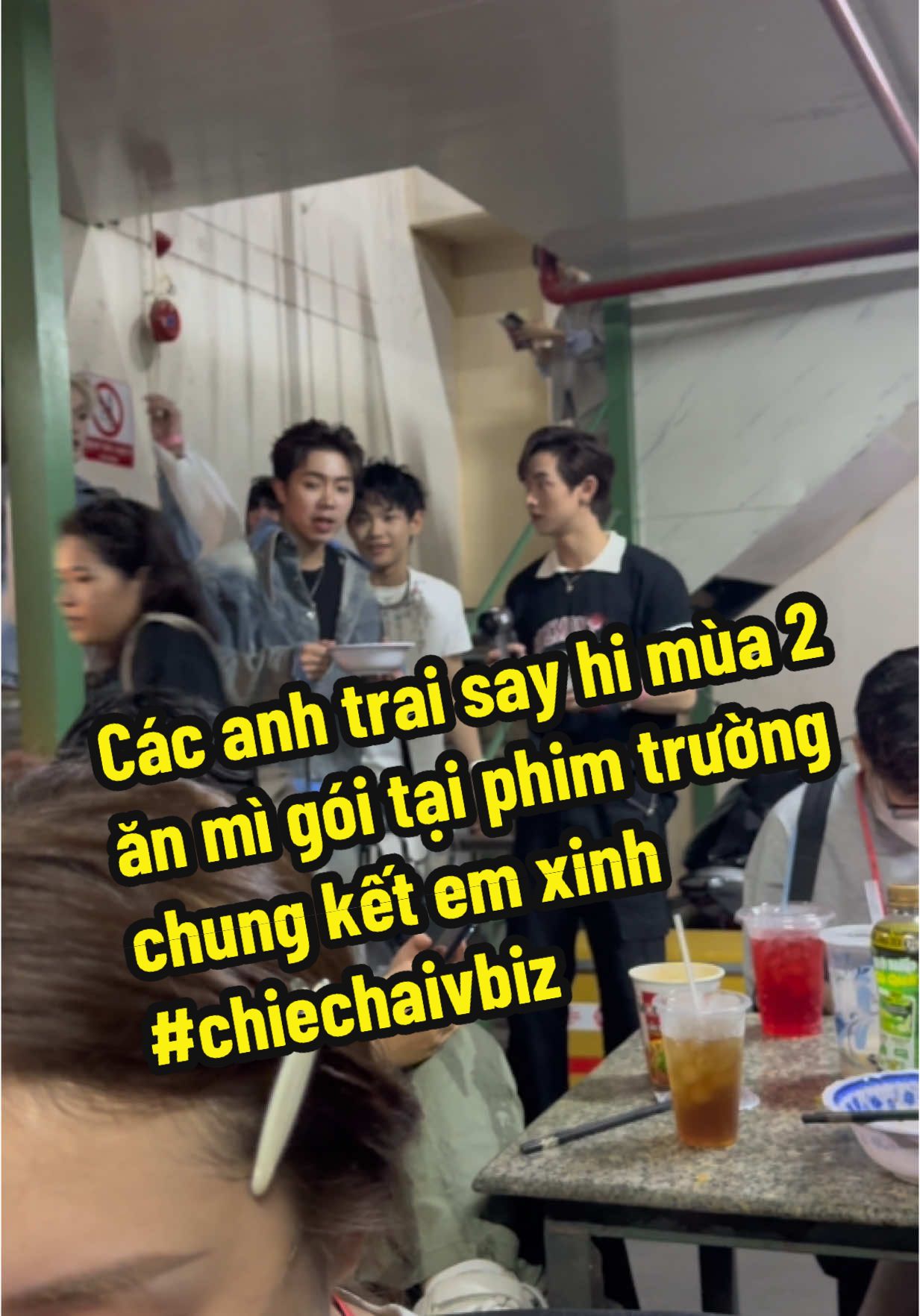 Các anh trai say hi mùa 2 ăn mì gói tại phim trường chung kết em xinh #chiechaivbiz 