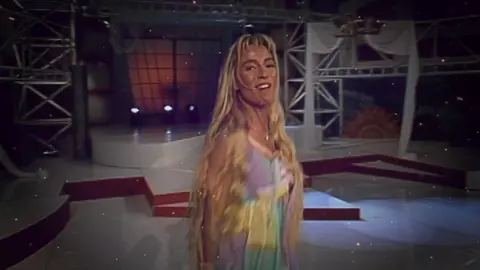 Feliz cumpleaños, Cris 🦋 Tu luz sigue encendiendo corazones rojos en todo el mundo ❤️ Tus historias y canciones hacen que nuestro cuento valga la pena ✨ @Cris Morena 