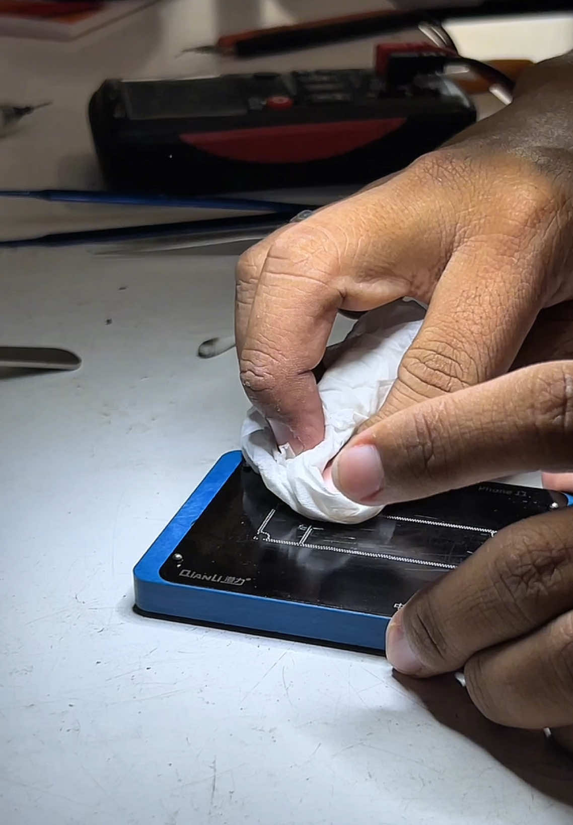 “Dengerin suara ‘kehidupan’ iPhone yang bangkit lagi 🔋📱 Kalo HP Mati total jangan panik! Teknisi Gadgetcare yang udah bersertifikasi BNSP siap hidupkan kembali🦾🔥