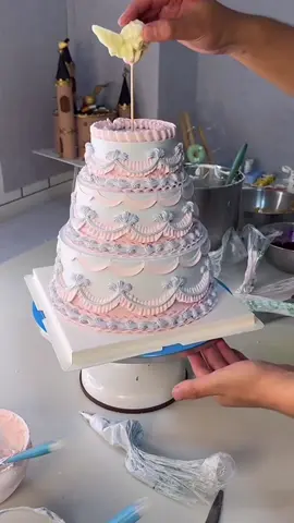 Pink and blue ombré #fyp #foryoupage #cutecake #cakedecorating #vintagecake #3layercake 