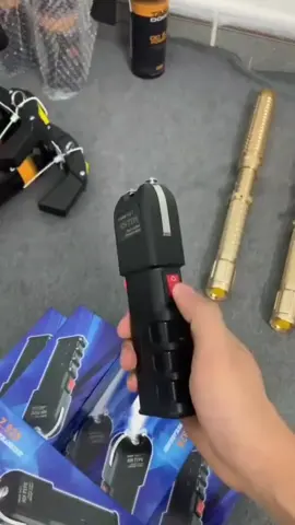 Tonton vidionya sampai akhir. SENTER LISTRIK POLISI 1. senter kejut listrik polisi 2. baterai awet tahan 12 jam full pemakaian 3. charger super cepat (90 menit) full 4. legal di gunakan buat perlindungan diri 5. kelengkapan (unit, charger, sarung senter, box) #sentersetrum #senter #fyp  #trending  #masukberanda 