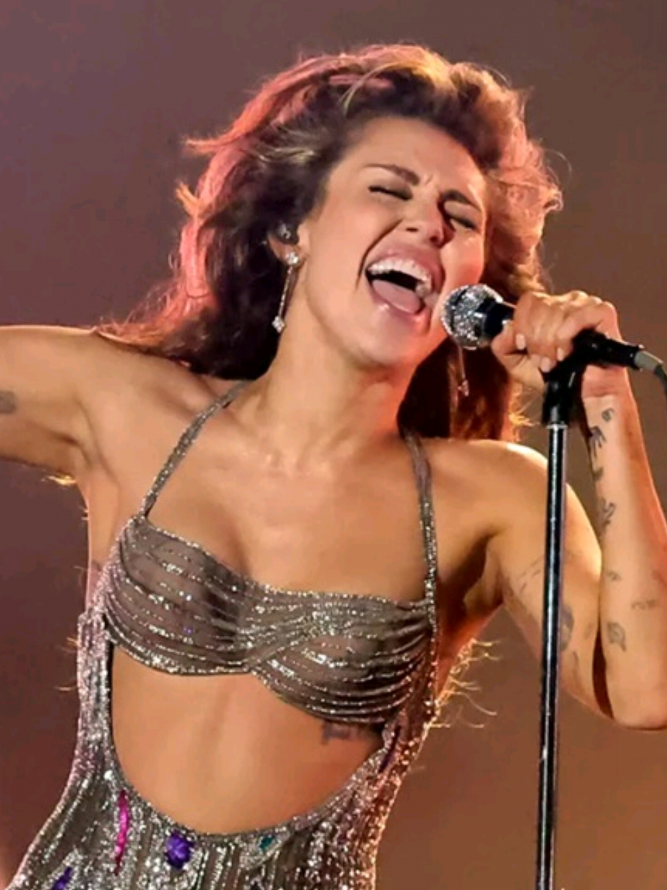 love her for that #miley #mileycyrus #grammys 