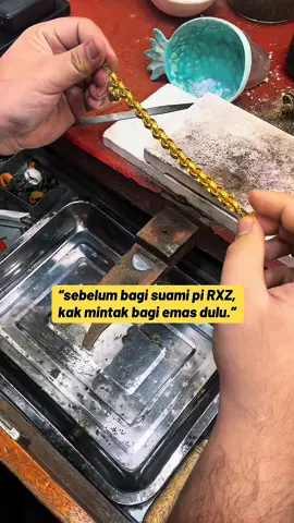 Jauh tu tinggal keluarga, kena bahagiakan isteri dulu dengan rantai tangan kendi emas 916 yang jadi simbol kasih sayang. #pembeliemas #emas #gold #TikTokGuru #fyp 