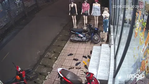 Má ơi nát cái kính của ngta 