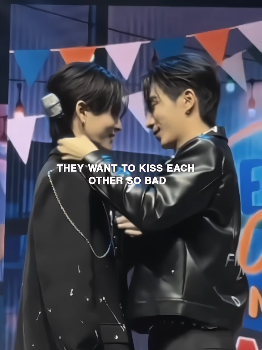 I CAN'T WAIT FOR THE DAY WHEN THEY WILL KISS FR (cr to the owners of the clips) #perthsanta #santapp #perthtanapon #santapongsapak #foryou 