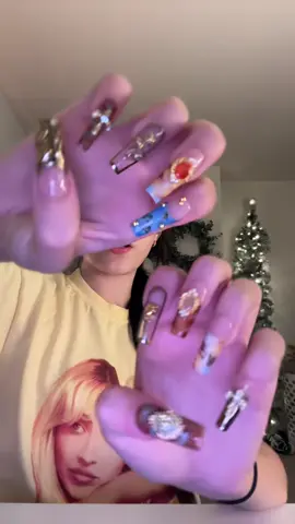 the longest nailphoria nails have lasted me was 2 and a half/3 weeks but it’s ALL based off ur nail care and nail prep!! i’ve worn nailphoria for over a year now bc they’re genuinely the most affordable HIGH quality press ons, i can reuse them too and their glue is AMAZING. 