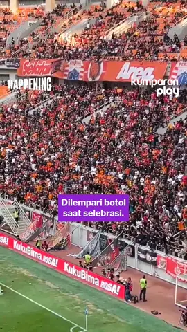 Persija Jakarta ditahan Malut United 1-1 dalam laga pekan kedua Super League 2025/26 di JIS, Sabtu (23/8). Sempat terjadi momen pelemparan botol oleh oknum suporter di tengah laga tersebut. Itu terjadi usai Malut United mencetak gol di menit 72 lewat aksi Yance Sayuri. Sejumlah oknum suporter yang berada di tribune melempar botol ke arah lapangan saat pemain Malut United sedang berselebrasi. Aksi ini tak berlangsung lama dan laga kemudian bisa berlanjut lagi dengan kondusif. Aset: kumparan #happening #update #bolasports #svl #persijavsmalutunited #superleague #suporter