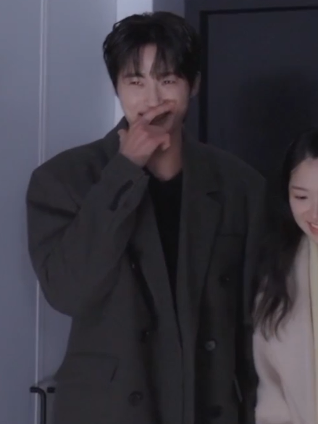look at this culprit's face after aggresively kissing hyeyoon 😂  #byeonwooseok #kimhyeyoon  #lovelyrunner #lovelyrunnerkdrama #ryusunjae 