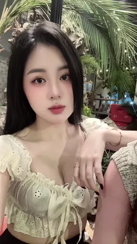 “ Em tự lo liệu được, ở giữa thành phố này Nhưng đôi khi em nghĩ, có anh thì thật hay 🤎”