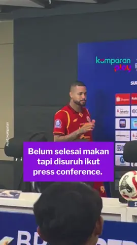 Maxwell Souza, pemain Persija yang mencetak gol ke gawang Malut United, mendapat teguran dari pelatih Mauricio Souza karena masih terlihat makan saat masuk ke ruang konferensi pers.  Aset: kumparan #engagement #intplay #am #svf #persija 