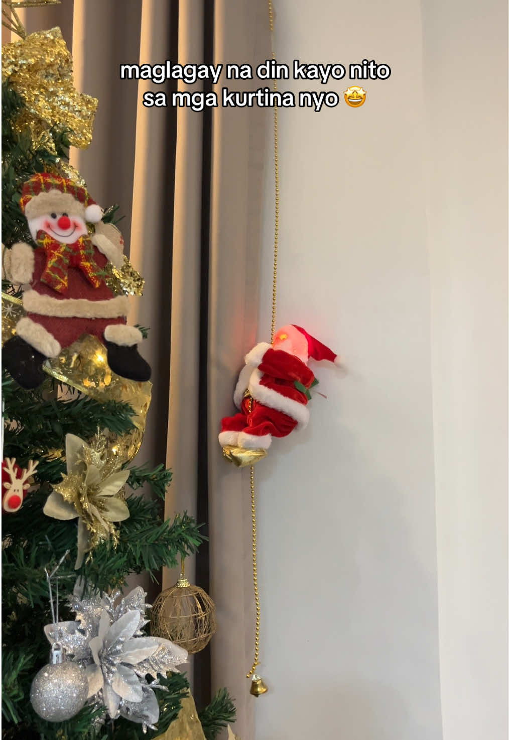 bumagay sya sa curtain #santaclaus #climbingsantaclaus #christmasdecoration #decorforchristmas #christmasdecorideas 