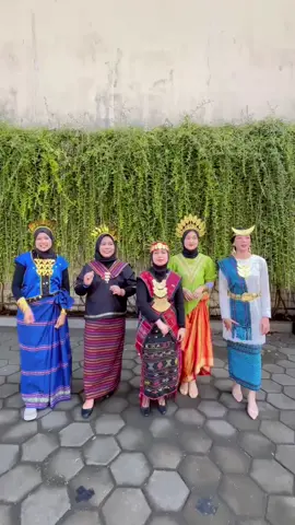 Baju adat warna cerah,🎉🎉 Dipakai saat hari pesta. Melestarikan budaya megah, Menjaga warisan nenek moyang kita. #bajuadat #budayaindonesia  #warisantradisiindonesia #fypシ゚ 