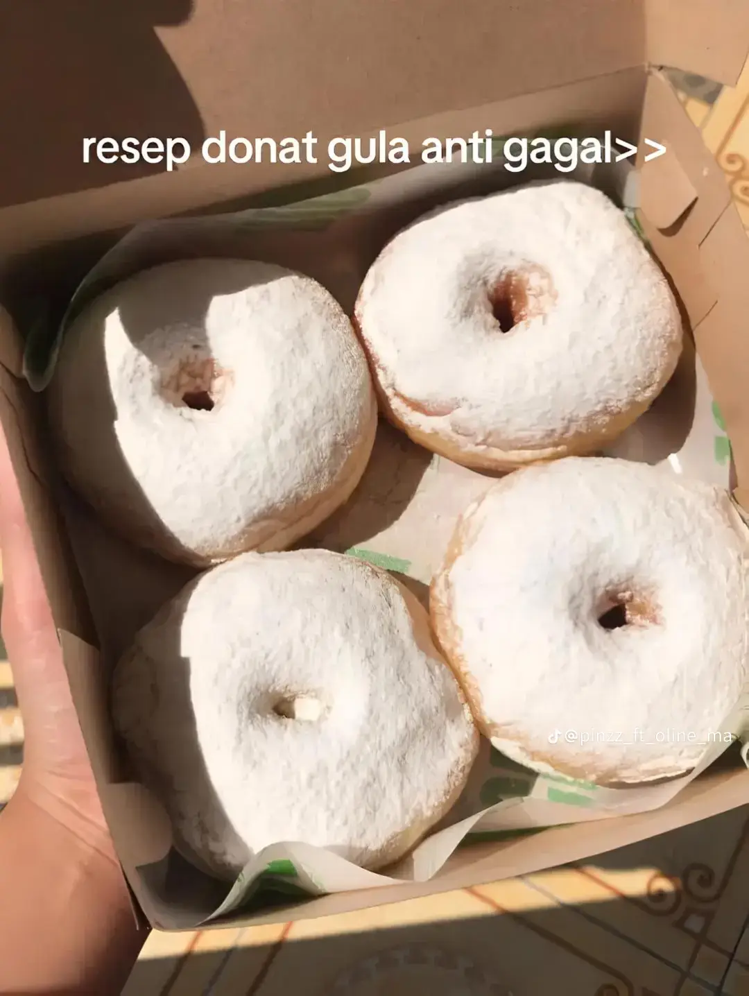 Berikut resep donat yang enak: Bahan: - 250 gram tepung terigu - 50 gram gula pasir - 1/2 sendok teh garam - 1/2 sendok teh ragi instan - 100 ml susu hangat - 1 telur - 25 gram mentega Cara membuat: 1. Campur tepung, gula, dan garam. 2. Tambahkan ragi instan dan aduk rata. 3. Masukkan susu hangat, telur, dan mentega. Uleni hingga adonan elastis. 4. Diamkan adonan selama 1 jam hingga mengembang. 5. Kempiskan adonan dan cetak donat. 6. Goreng donat dalam minyak panas hingga kecoklatan. 7. Angkat dan tiriskan. Tips: Pastikan minyak panas sebelum menggoreng donat, dan jangan terlalu lama menggoreng agar donat tidak terlalu berminyak. Selamat mencoba!