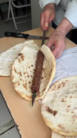 Orjinal Zırh Kıyması  . Birecik çarşıda tabelası olmayan meşhur 70 yıllık kebapçı sofi'nin yanına uğradım ustam bana özel orjinal zırh kıyması hazırladı ben bu lezzetin müptelası oldum iddia ediyorum bu zamana kadar yediğim kıymaların arasında en iyisiydi diyebilirim . #şanlıurfa #zırhkıyması #lezzet #yemektarifleri #yemektürkiyecom 
