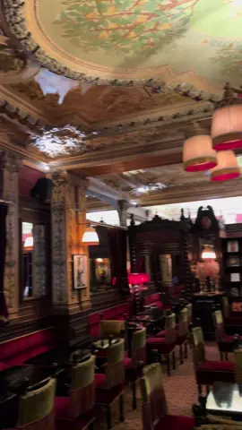 Le Zimmer paris 📍 Les prix sont tellment pas cher  aller vérifier par vous même 😔❤️ L’histoire du Zimmer, crée en 1896, est étroitement liée à celle du Théâtre du Châtelet : des portes permettaient autrefois aux spectateurs d’accéder directement au théâtre. Cet établissement a toujours accueilli une clientèle prestigieuse d’artistes et d’écrivains. Des personnalités telles que Jules Verne, Emile Zola, Marcel Proust, Sarah Bernhardt, Henri de Toulouse-Lautrec, Claude Debussy, et bien d’autres ont fréquenté ce lieu empreint d’histoire.