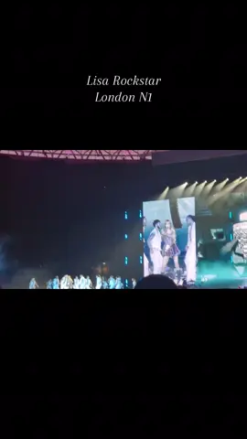 Lisa perming Rockstar at London Night One !! 🔥 BLACKPINK Wembley deadline London day one #BLACKPINK #BLACKPINKInLondon #BLACKPINKLondon #BLACKPINKDeadline 