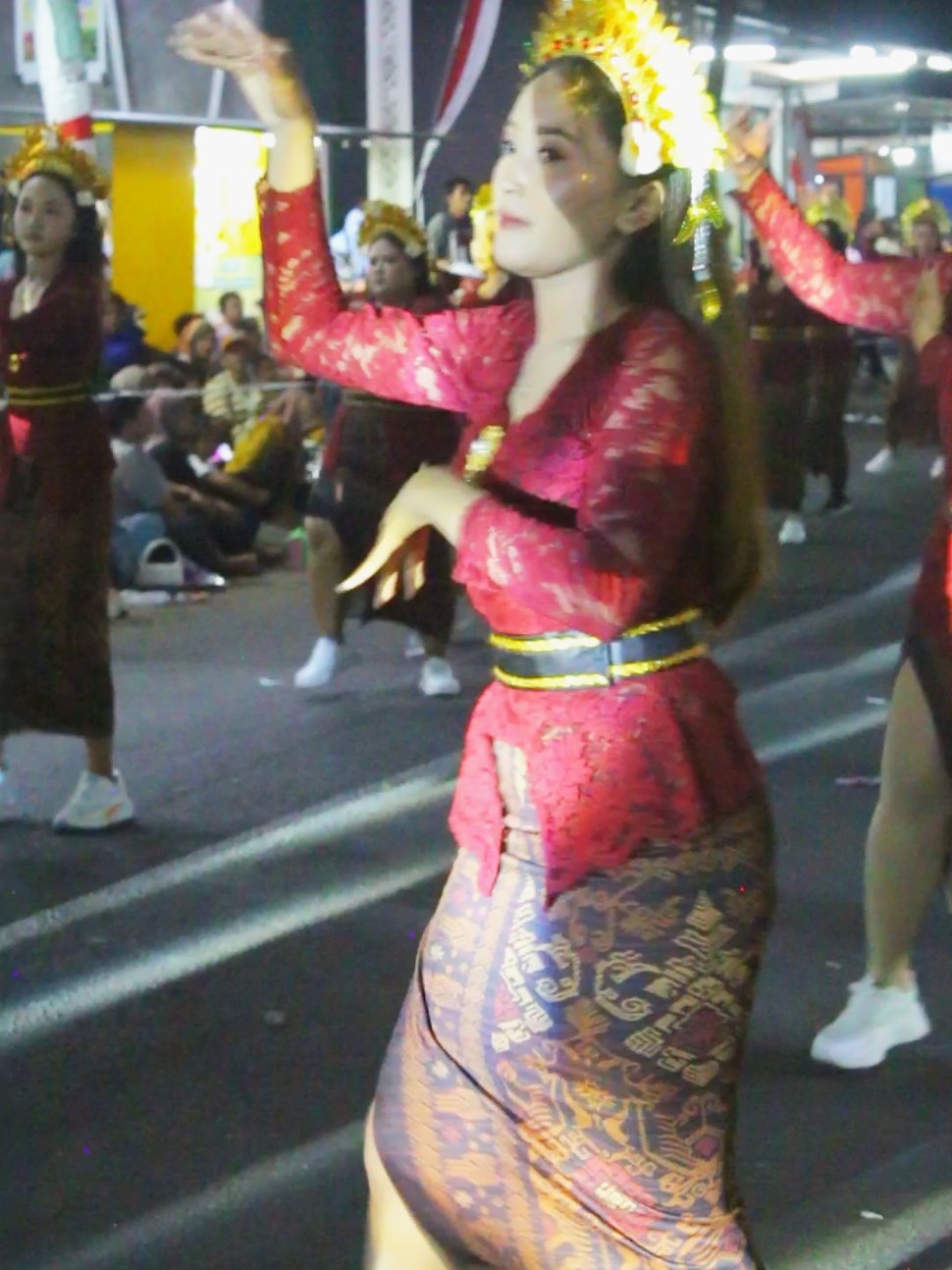 kebaya merah lo iki... (KARNAVAL SURUHWADANG KADEMANGAN 2025) #karnavalsuruhwadangkademangan2025 #karnavalsuruhwadang #blitar24jam #kademangan #fyp 