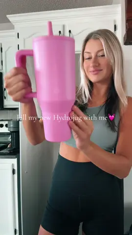 We love that she’s pink, and doesn’t leak!!😍💖 #hydrojug #waterbottle #stayathomewife #GymTok #wivesoftiktok 