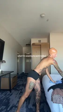 Get dressed with me to go to work 🎞️🖤💌✨  #alopeciaawareness #brca1 #getdressedwithme #weddingphotographer #gdwm 