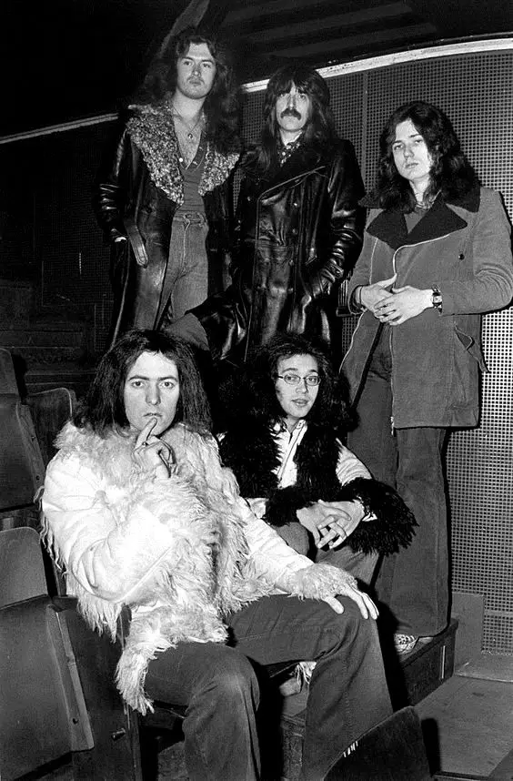 PART II. 3. Perubahan Lineup dan Evolusi Suara (Mark III & IV: 1973-1976) ​Setelah era Mark II yang sukses, Ian Gillan dan Roger Glover meninggalkan band. ​Lineup Mark III (1973-1975) memperkenalkan: ​David Coverdale (vokal) ​Glenn Hughes (bass, vokal) ​Ritchie Blackmore (gitar) ​Jon Lord (keyboard) ​Ian Paice (drum) ​Era ini menambahkan elemen funk dan soul ke dalam suara hard rock mereka, seperti yang terdengar di album 