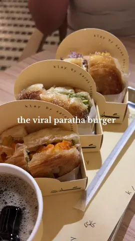 ughhhh the viral paratha burger in dubai mall… soooo worth the hype 🥵🥵🥵 #klaydubaimall #parathaburger #dubaimall #fyp 