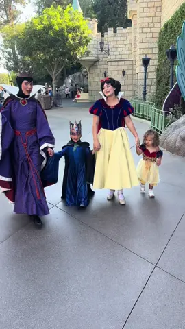 Spent all day looking for the evil queen 🥰🫶🏻 and got the perfect moment  #disneyland#disney#disneymagic#snowwhite#evilqueen