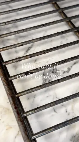 Cleaning your oven and grill racks has never been easier! This solution takes off all the burnt off bits and grease with ease. #cleaninghacks #cleanhome #ovencleaning #grilling 