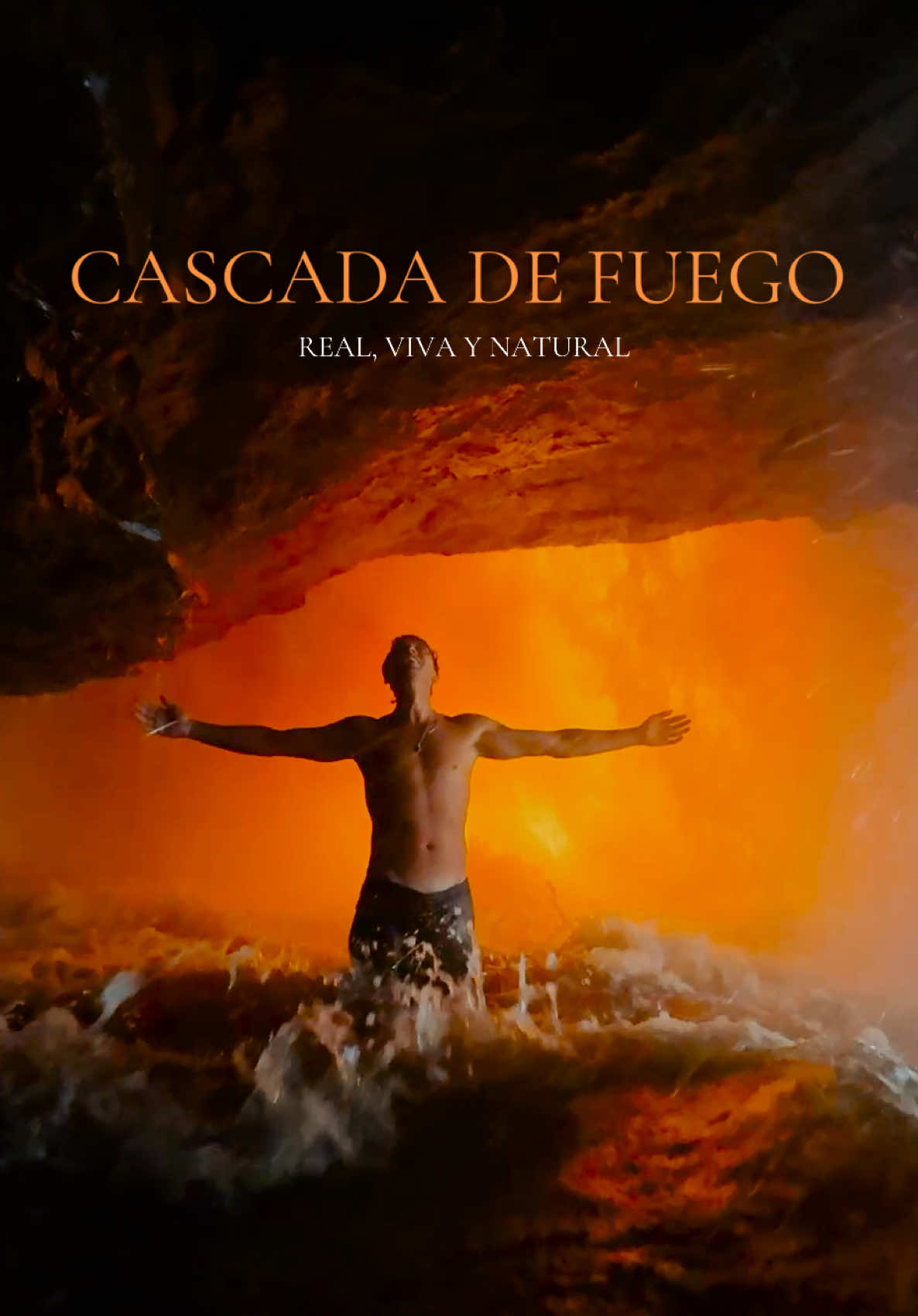 Cascada de fuego real, viva y natural 🔥🤯 Lo que estás viendo no es lava ni fuego real, sino un fenómeno natural. Es uno de esos regalos visuales que muy pocas personas en el mundo han tenido la suerte de presenciar en persona. Es un fenómeno mágico y poco conocido. En un instante perfecto, cuando el ángulo de la luz, la transparencia del agua y la hora exacta se alinean, los rayos del sol atraviesan la cascada y la convierten en una pared de fuego líquido. Lo más mágico es que no siempre ocurre, y es difícil poder verlo porque necesitas la combinación perfecta: - Que el sol esté en la posición justa  - Que el cielo esté totalmente despejado.   - Que el agua caiga con la intensidad adecuada.   - Estar en el lugar exacto, en el segundo exacto -   Lugar difícil de acceso Un espectáculo de luz y agua desde una perspectiva única e inolvidable. Por eso, vivir este momento es un regalo, uno de esos instantes en los que la naturaleza te hace sentir que estás dentro de algo mágico y único en el mundo #nature #fire #Love #trending 