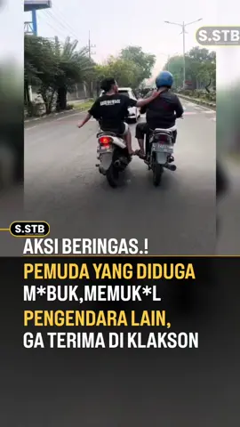 Hari Sabtu tgl 23-08-2025 Sekitar pukul 06:45 di jalur Banjarkemantren - Gedangan Sidoarjo Kronologi : 2 Pelaku keluar dari gapura Desa Banjarkemantren ke jalan raya dengan mengendarai motor agak kencang dan oleng hampir menyenggol motor Bapak Helm biru yg jalan pelan dari arah Bulog - Gedangan.. sewaktu diklakson sama Bapak Helm biru pelaku sambil ngomel dan tidak trima ,lalu Pelaku mengejar Bapak Helm biru sampai menarik baju dan mem*kuli nya.. (pasti pemikiran netizen  