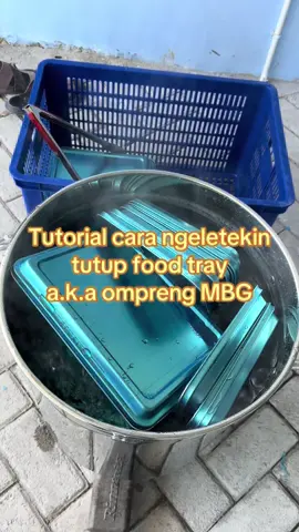 Tutorial ngeletekin plastik tutup ompreng (Food Tray) MBG: 1. Panaskan air di dalam panci besar sampai mendidih. 2. Rendam tutup ompreng ke dalam air mendidih dan diamkan selama 10-15 menit 3. Setelah 10-15 menit, angkat dan tiriskan tutup ompreng dan letakkan ke dalam wadah 4. Plastik tutup ompreng siap di ‘kletekin’ dengan mudah #sppgsoko1 #ngeletekintutupompreng #tutupomprengmbg #membukaplastikfoodtraymbg #foodtraymbg @O'ZA Design & Build 