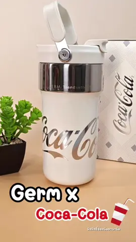 แก้วเก็บอุณหภูมิ GERM X COCACOLA รุ่นGE-CK24AW-B112-WHITE Limited Edition ลิขสิทธิ์แท้  -ความจุแก้ว 650 ml -เก็บได้ทั้งอุณหภูมิร้อนและเย็น -วัสดุภายในจะเป็นสแตนเลส 316L ทนต่ออุณหภูมิสูง การระเหย กัดกร่อน และทำให้ไม่มีรสชาติหรือกลิ่นแปลกปลอม -สแตนเลส 316 l ทำความสะอาดง่ายและสามารถทนต่อคราบต่างๆได้ดีและปลอดภัยต่อสุขภาพ.  -ไม่เกิดการชะล้างโลหะออกมาผสมกับอาหารหรือเครื่องดื่ม -พกพาสะดวกเหมาะกับนักเดินทาง หรือสะสม -ดื่มได้ 3 แบบมาพร้อมหลอดดูดถอดฝาดื่มและยกดื่มได้โดยตรง -ดีไซน์ช่องใส่หลอดป้องกันฝุ่นและละอองและการรั่วซึม -เทคโนโลยีเก็บอุณหภูมิ 7 ชั้นสามารถเก็บอุณหภูมิได้ถึง 24 ชั่วโมงมีแผ่นรองซิลิโคนกันลื่น  -ความจุแก้ว 650 ml -เก็บได้ทั้งอุณหภูมิร้อนและเย็น -วัสดุภายในจะเป็นสแตนเลส 316L ทนต่ออุณหภูมิสูง การระเหย กัดกร่อน และทำให้ไม่มีรสชาติหรือกลิ่นแปลกปลอม -สแตนเลส 316 l ทำความสะอาดง่ายและสามารถทนต่อคราบต่างๆได้ดีและปลอดภัยต่อสุขภาพ.  ไม่เกิดการชะล้างโลหะออกมาผสมกับอาหารหรือเครื่องดื่ม -พกพาสะดวกเหมาะกับนักเดินทาง หรือสะสม -ดื่มได้ 3 แบบมาพร้อมหลอดดูดถอดฝาดื่มและยกดื่มได้โดยตรง -ดีไซน์ช่องใส่หลอดป้องกันฝุ่นและละอองและการรั่วซึม -เทคโนโลยีเก็บอุณหภูมิ 7 ชั้นสามารถเก็บอุณหภูมิได้ถึง 24 ชั่วโมง -มีแผ่นรองซิลิโคนกันลื่น#GERM#cocacola#แก้วเก็บอุณหภูมิ#กระติกน้ําเก็บอุณหภูมิ#พัดชาพาชิม 