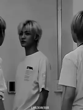 Pov ─ Kamu adalah Y/N. Sejak kecil kamu tinggal di rumah pamanmu, sudah hampir sepuluh tahun. Semua orang selalu membicarakan sosok Na Jaemin — anak pamanmu yang katanya berprestasi, pintar, bahkan sekolah di luar negeri. Hari ini, kabar kepulangannya bikin seluruh rumah terasa berbeda. Begitu langkah kakinya masuk, kamu langsung sadar... tatapannya nggak pernah lepas darimu. Rasanya aneh, seakan kamu bukan lagi bocah kecil yang dulu dia tinggalkan. “Jadi ini Y/N?” suaranya terdengar santai tapi matanya menusuk. “Gila... udah gede aja sekarang. Lucu lagi.” Kamu cuma bisa tersenyum canggung, mencoba menahan jantungmu yang berdetak lebih kencang dari biasanya. --- Malam itu, saat semua orang sudah tertidur, kamu terkejut saat pintu kamarmu diketuk pelan. Dan sebelum kamu sempat menjawab, pintu terbuka. Jaemin masuk begitu saja. Senyum tipis di wajahnya bikin kamu kaku di tempat. “Eh, sorry nyelonong. Tapi... gue nggak bisa tidur,” katanya sambil duduk di tepi ranjangmu. “Atau mungkin... gue nggak bisa tidur gara-gara lo.” Kamu menelan ludah. “Maksudnya...?” Dia mendekat, jarak kalian nyaris hilang. Matanya menatapmu lama, seakan mencari jawaban dari wajahmu. “Lima tahun gue nggak ketemu lo. Pas balik... yang gue liat bukan anak kecil lagi, tapi cewek yang bikin gue mikir macem-macem.” Suaranya rendah, tapi jelas. Kamu merasakan hawa panas menyelimuti kamar. “Jaemin... ini nggak—” Dia memotong kalimatmu dengan tatapan yang lebih dalam. “Udah, jangan bohong. Lo juga ngerasain kan? Dari tadi lo nggak bisa liat gue lama-lama. Gue tau.” Kamu terdiam. Detik itu juga, kamu sadar betapa dekatnya wajahnya darimu. Begitu dekat sampai kamu bisa merasakan hembusan napasnya. “Gue cuma mau jujur, Y/N,” ucapnya akhirnya. “Gue... pengen lo. Dengan cara gue sendiri. Gimana pun caranya.” Kamu tak sanggup berkata-kata. Jaemin masih menatapmu tanpa berkedip. Tatapannya terlalu intens, bikin kamu salah tingkah. Tiba-tiba dia nyengir tipis. “Udah lah, jangan pura-pura cool. Gue tau lo gugup.” Sebelum kamu sempat menjawab, Jaemin maju sedikit, jaraknya tinggal sejengkal. Tangannya terangkat, jemarinya menyentuh dagumu pelan, mengangkat wajahmu supaya kalian benar-benar saling menatap. “Lo tau kan,” bisiknya rendah, “gue nggak jago nahan diri.” Dan tanpa nunggu izin, dia menunduk, bibirnya menyentuh bibirmu singkat. Bukan ciuman dalam, tapi cukup bikin seluruh tubuhmu merinding. Dia mundur sedikit, masih nyengir. “Heh, jangan kaget gitu dong. Itu baru pemanasan.” Sebelum kamu sempat memprotes, dia sudah kembali mencium—kali ini lebih lama, lebih dalam, penuh rasa memiliki. Caranya nggak pelan, tapi juga nggak kasar. Tepat di tengah: ala Jaemin. Kamu merasakan detak jantungmu makin cepat, dan di antara sela ciuman, Jaemin berbisik, “Udah, mulai malam ini... lo nggak bakal bisa kabur dari gue lagi.” Dan kamu tahu, dia serius. END ─ #pov #jaemin 