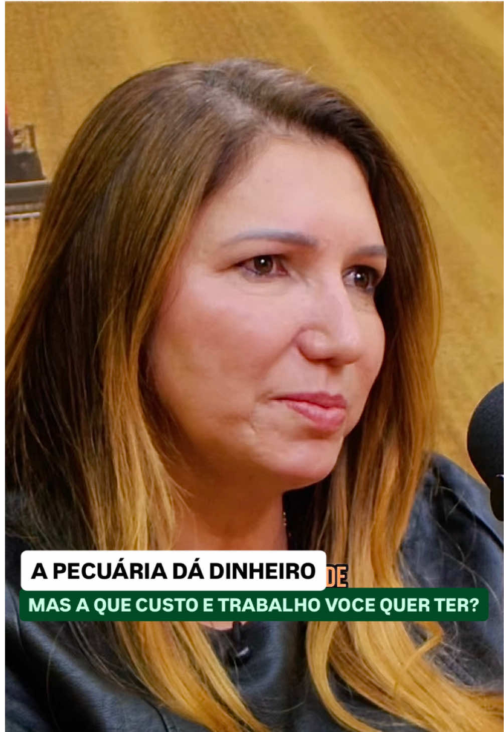 No episódio 84 do podcast Agro em Debate, recebemos Dinair e Anderson, conhecidos no Instagram como @casaldapecuaria_ , para uma conversa inspiradora sobre sua jornada no agronegócio, os desafios enfrentados e as estratégias que os levaram a transformar um pequeno capital inicial em um negócio sólido e lucrativo. Eles contam como saíram da CLT para viver da pecuária, compartilhando aprendizados valiosos sobre gestão eficiente, planejamento e tomada de decisão. O casal também revela os bastidores do seu crescimento, desde as primeiras 37 cabeças compradas até a construção de uma operação altamente estruturada, com foco em produtividade, escalabilidade e rentabilidade. Na parte técnica, discutimos o uso estratégico de boitel, as vantagens do pastejo rotacionado, a importância de produzir capim antes de produzir carne, além de como travar preços para reduzir riscos e garantir resultados mesmo diante das oscilações do mercado. Ao longo da conversa, falamos sobre: ✔️ Da CLT ao agro: a virada de carreira do casal ✔️ Como começaram com 37 cabeças e cresceram no mercado ✔️ Estratégias de arrendamento e uso eficiente da terra ✔️ Boitel como solução inteligente para engorda e fluxo de caixa ✔️ Pastejo rotacionado e manejo sustentável ✔️ Travas de preço e gestão de risco na pecuária ✔️ Filosofia do “básico bem-feito” para alcançar lucratividade Assista completo em nosso canal do YouTube!  #produtorrural #agronegocio #agrobrasil #fazenda #pecuaria 