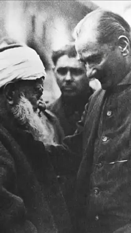 Milletine Adanmış Bir Ömür: Mustafa Kemal Atatürk Bir milletin makus talihini değiştiren, çağları aşan bir dehanın, Mustafa Kemal Atatürk'ün millete duyduğu sevgi ve sadakat, sadece sözde kalmayan, her anı bir mücadeleyle, her adımı bir fedakârlıkla örülmüş destansı bir hikayedir. O, sadece bir asker, bir komutan değil; aynı zamanda Anadolu topraklarında yeşeren bir sevginin, bir aşkın cisimleşmiş haliydi. Bu sevgi, onun için bir idealden öte, bir inançtı. Çanakkale'de düşmana göğüs gererken, kurtuluş meşalesini Samsun'a taşırken, Türkiye Büyük Millet Meclisi'ni kurarken ve cumhuriyeti ilan ederken, her kararı bu sarsılmaz sevginin eseriydi. O, milletini, varoluşunun ve mücadelesinin tek nedeni olarak görüyordu. 