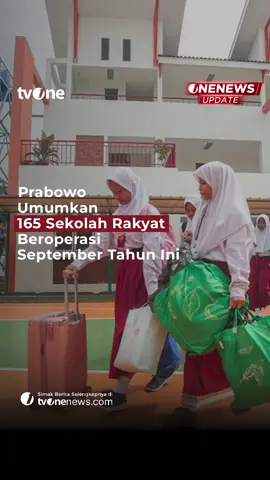 Presiden Prabowo Subianto mengumumkan tambahan 65 Sekolah Rakyat yang akan mulai beroperasi pada September 2025, sehingga total menjadi 165 sekolah yang berjalan pada tahun ini. Ia menyebut pencapaian pembangunan seratusan sekolah dalam waktu singkat sebagai prestasi luar biasa. Sekolah Rakyat merupakan sekolah berasrama yang ditujukan untuk anak-anak dari keluarga prasejahtera, dengan fasilitas pendidikan dan kehidupan asrama gratis. Program ini menjadi salah satu prioritas pemerintahan Prabowo dan pertama kali diluncurkan pada Juli 2025 bertepatan dengan tahun ajaran baru. Dalam acara pengarahan kepada 2.000 guru dan kepala sekolah di Jakarta, Prabowo menyampaikan terima kasih kepada para menterinya atas kerja cepat dalam merintis 100 Sekolah Rakyat yang sudah beroperasi sejak Juli. Menteri Sosial Saifullah Yusuf menegaskan bahwa total 165 titik Sekolah Rakyat yang beroperasi sepanjang 2025 adalah bentuk nyata keberpihakan negara kepada rakyat kecil. Ia menyebut program ini sebagai wujud harapan baru bagi anak-anak yang sebelumnya tidak memiliki akses pendidikan layak. #HardNews_Nasional #tvOne #CariBeritaditvOne #ONU01 #YOR03   