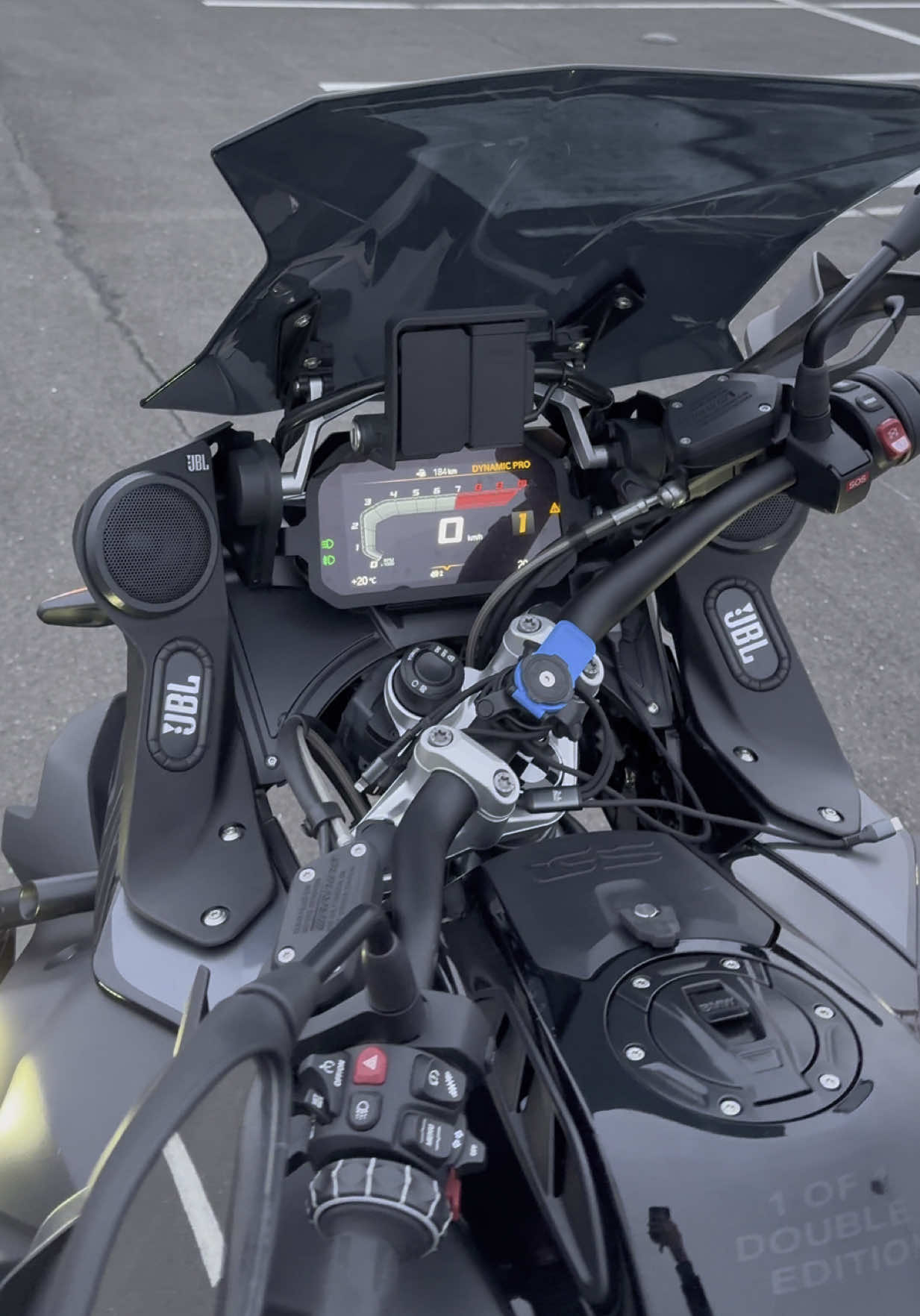 Ouvrez la poignée... et laissez la musique rugir avec vous ! » Découvrez le système audio moto haut de gamme conçu pour les vrais passionnés de route. Avec sa puissance sonore et sa résistance à toute épreuve, chaque balade devient une expérience unique. Points forts : • Norme IP67 : Étanche et anti-poussière - pluie, boue, poussière... rien ne l'arrête • Son clair et puissant même à 120 km/h • Installation facile et universelle sur la plupart des motos • Design robuste et élégant pour un style affirmé • Garantie incluse pour rouler l'esprit tranquille Idéal pour les motards qui veulent des sensations fortes... avec la bande-son qui va avec. Prix : 399,99€ Disponible immédiatement & Contactez-moi dès maintenant