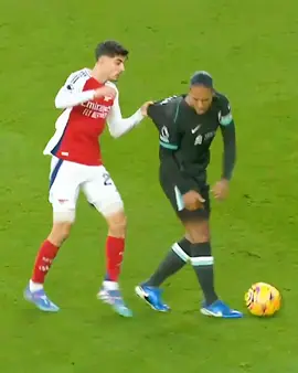 What's Wrong with Havertz? 🤔 #shorts #footballtiktok #viral  #havertz #arsenal 