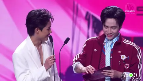 Hai anh em nhà này lên sk trao giải thưởng mà tấu hề quá ik:)) #quanghungmasterd #tangduytan #emxinhsayhi 