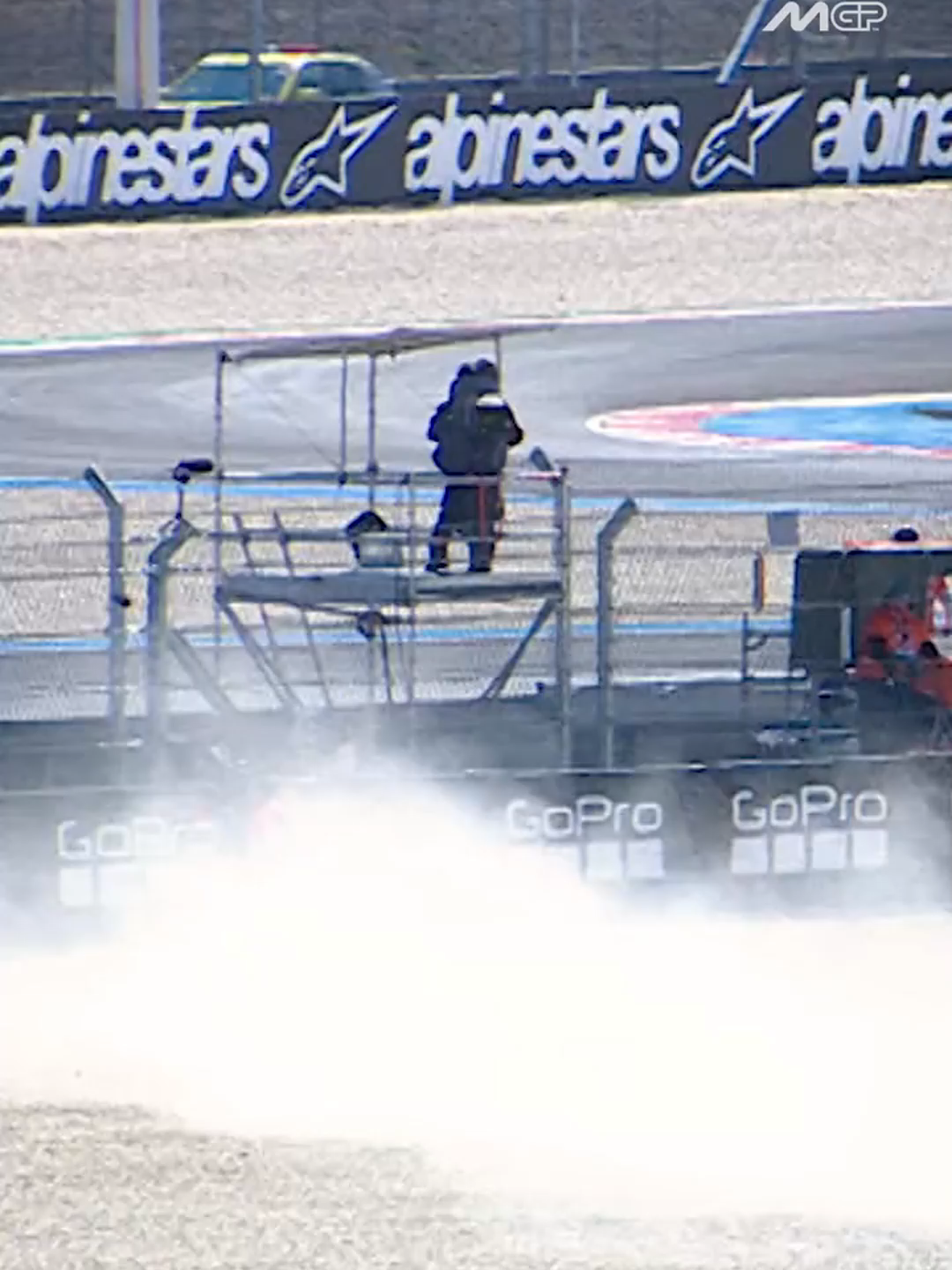 #MotoGP 🏍 - Definisi masih diselamatin Tuhan 😧. Kameramen MotoGP™, Joao, hampir aja kena impact dari Crash-nya Pedro Acosta #HungarianGP Saksikan Balap MotoGP™ di SPOTV NOW! ⏭️ https://onelink.to/spotv_indonesia   Follow kami untuk konten EKSKLUSIF MotoGP™ lainnya! 🏍🏁 #SPOTV #SPOTVIndonesia