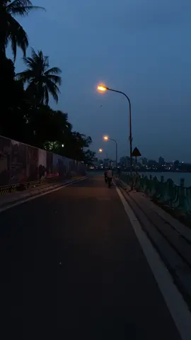 Mưa làm đêm dài hơn...